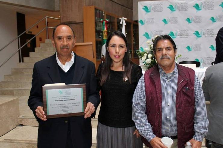 Fernando Ocegueda (left), with President Melba Olvera of the State Human Rights Commission and Fernando Ortigoza