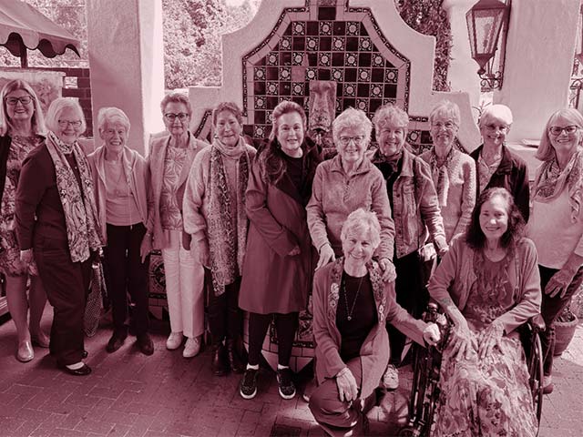 A group of alumnae and alumni.
