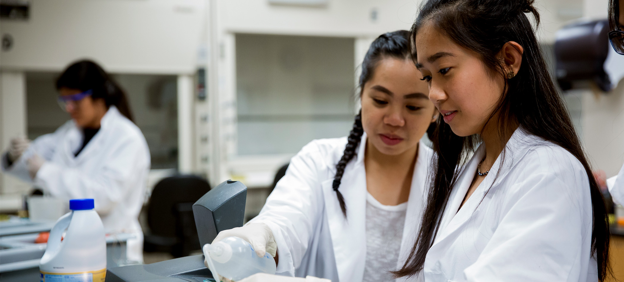 Students working in the chemistry lab