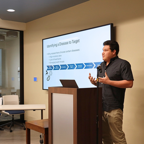 Postdoc Arturo León Sandoval, PhD, presenting at 2024 postdoc research panel.