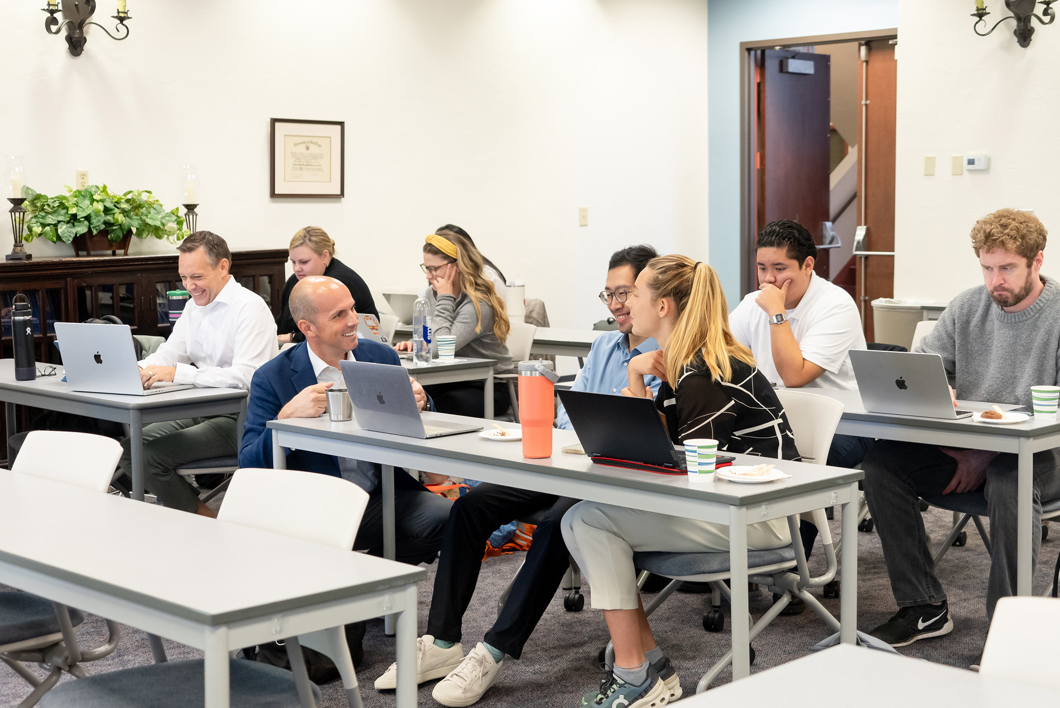 Faculty helps informatics students during workshop