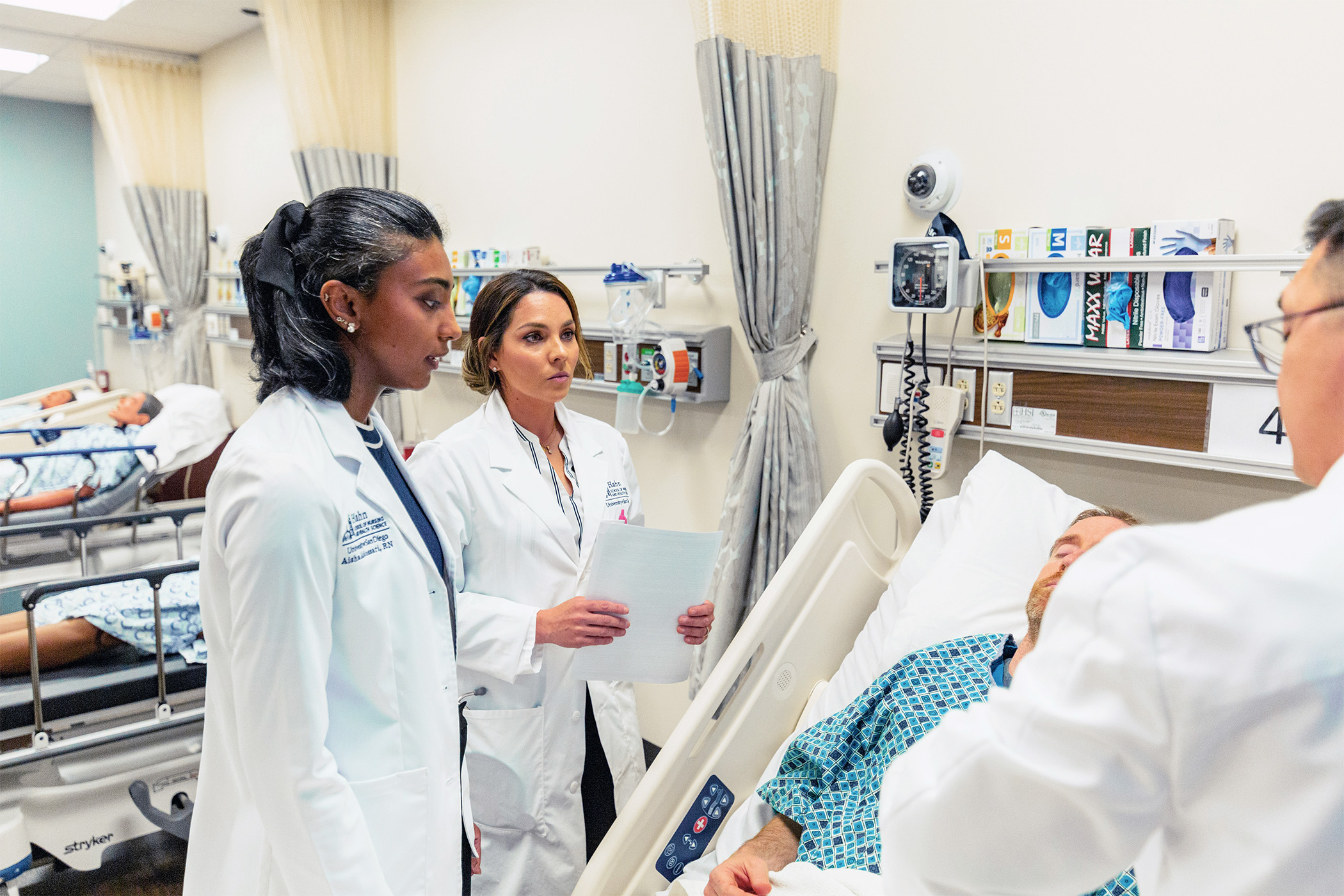 CNS nursing students in sim lab with patient