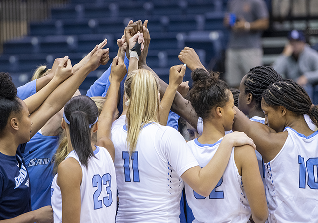 team huddle women's basketball