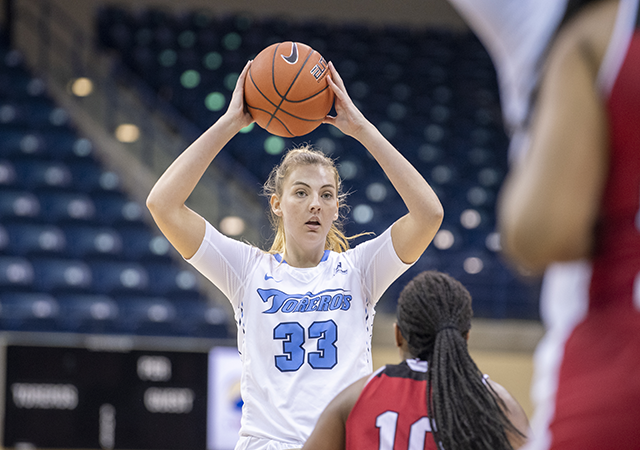 Torero basketball player passing