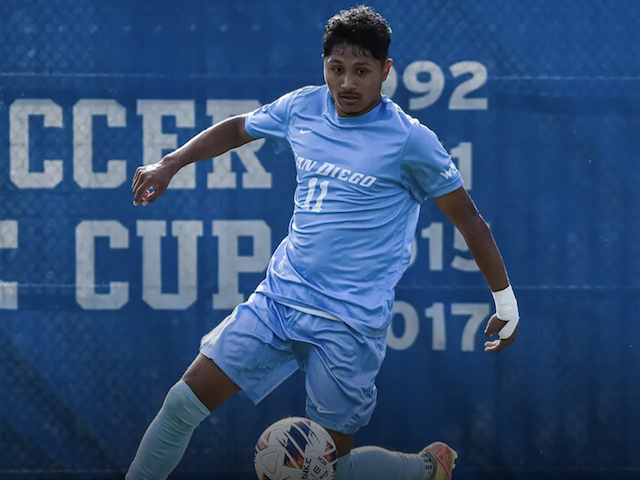 usd men' soccer player dribbling soccer ball
