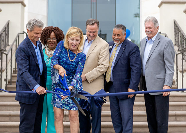 Don and Ellie Knauss cut the ribbon on the Knauss Center for Business Education
