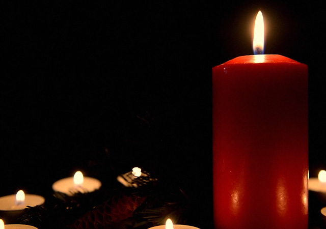 Image of candles and wreath