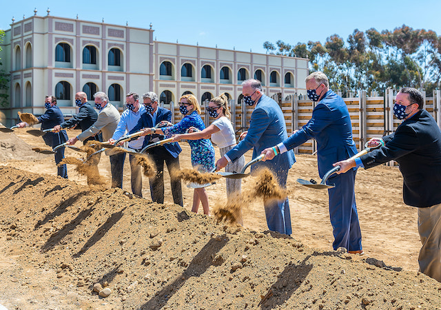 Groundbreaking ceremony at the home of the future Knauss Center for Business Education