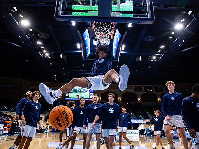 Tony Duckett dunking a ball
