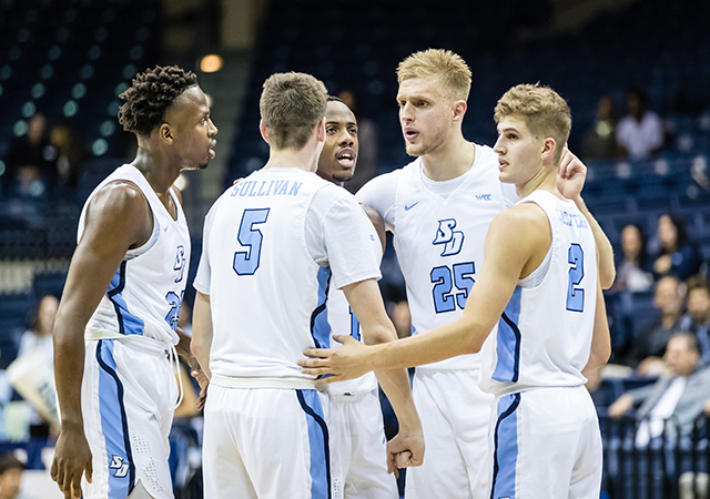 usd basketball team huddle