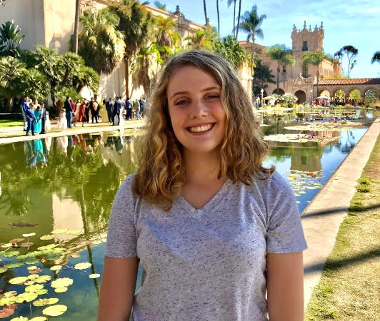 Kelin Wilde se encuentra en medio del Parque Balboa en San Diego. 