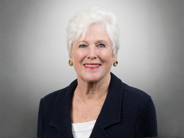 USD School of Law Alumna Commissioner Jeannie Lowe (Ret.) '89 (JD) Honored with SDFLBA’s Crystal Gavel