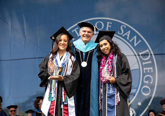 2022 Alcalá Awards winners Rachel Shellstrom ’22 (BA) and Vivian Mateos Zúñiga ’22 (BA)